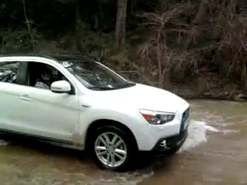 OUTLANDER SPORT CRUZANDO UN ARROYO