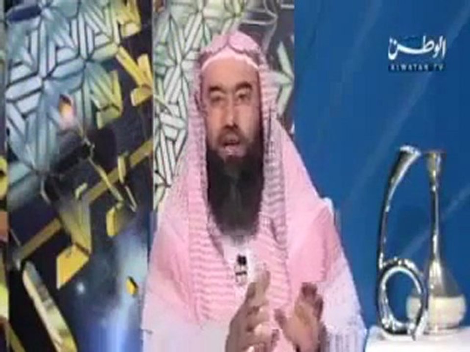 سبحان الخالق ll كلب يدافع عن صاحبه الميت بقوة