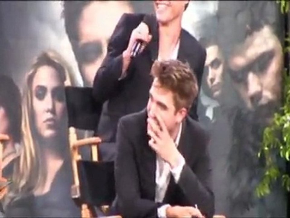 Robert Pattinson talks about love scenes