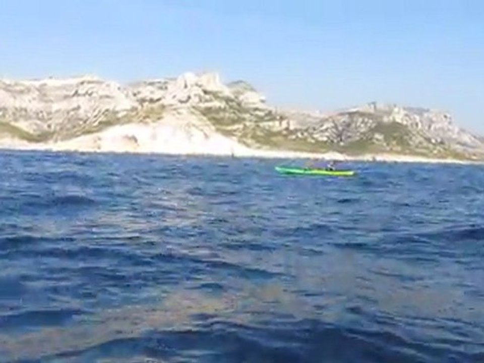 Kayak de mer dans la houle