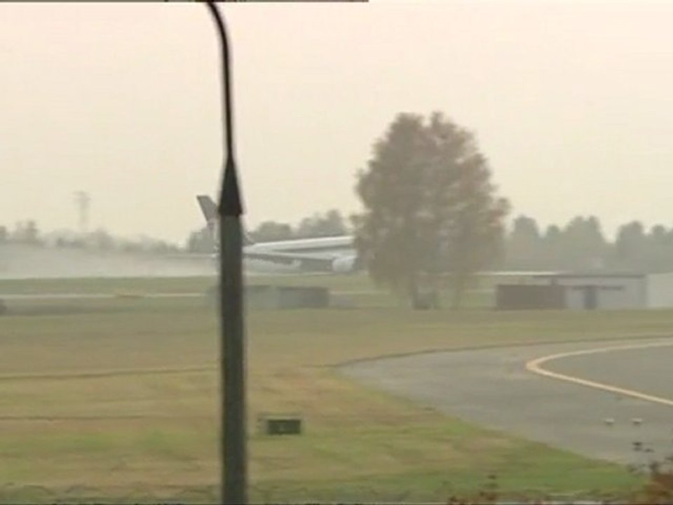 Boeing 767 legt spektakuläre Bauchlandung hin