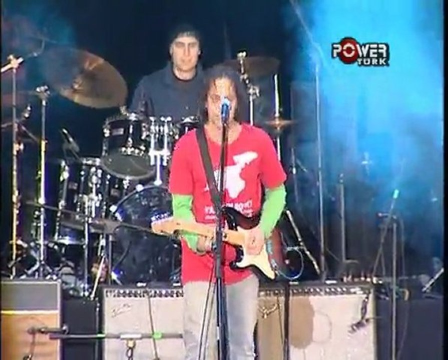 Duman - İyi De Bana Ne ( Van İçin Rock Performans )