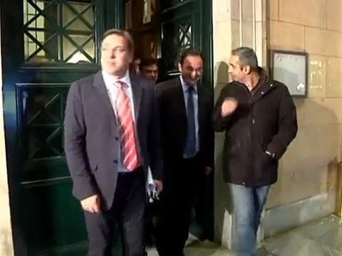 Greek cabinet backs PM's referendum