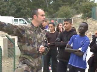 Fusiliers marins et collegiens main dans la main