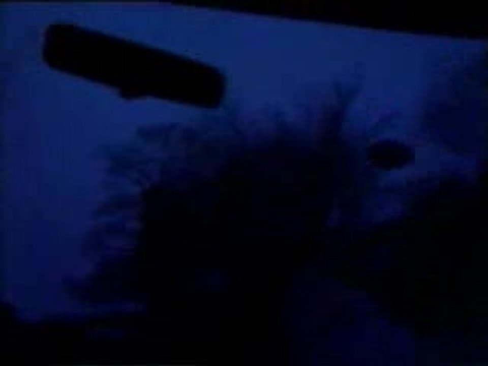Ovni énorme filmé depuis une voiture