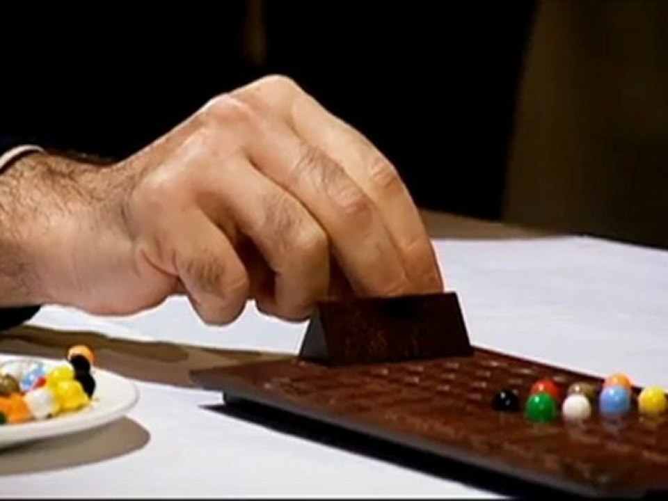 Derren Brown plays chess