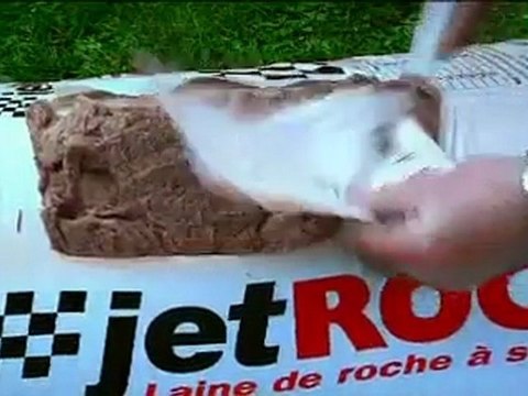 Isolation des combles par des flocons de laine de roche Jetrock de Rockwool - Lamaisonpositive_com