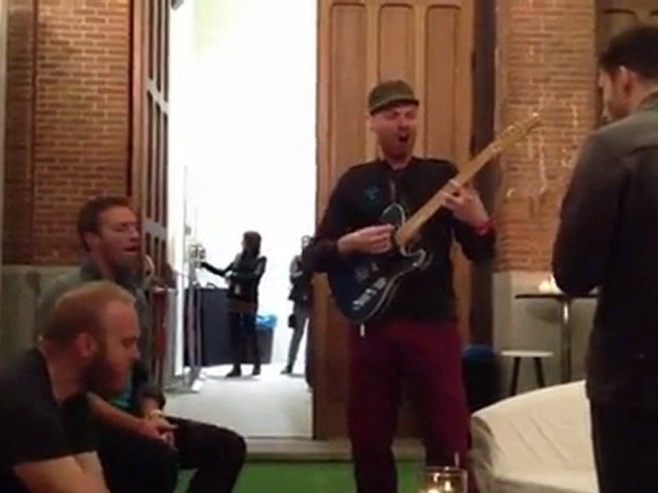 Coldplay Hurts Like Heaven (Madrid dressing room) 2011