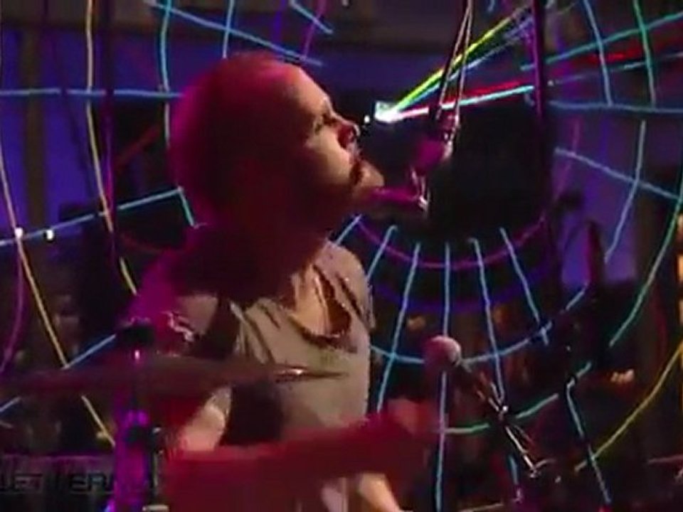 Coldplay - MX Hurts Like Heaven (Live on Letterman 2011)