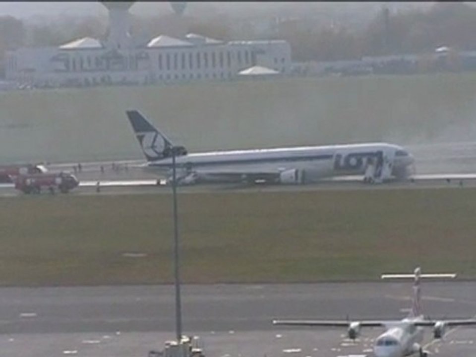 CRASH LANDING: New video of Warsaw plane crash landing
