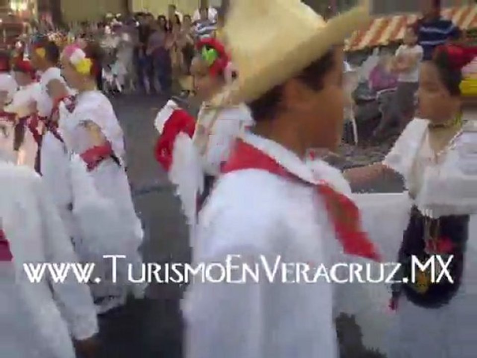 Niños Jarochos Bailando "El Huateque" En El Malecón, Tradiciones De Veracruz