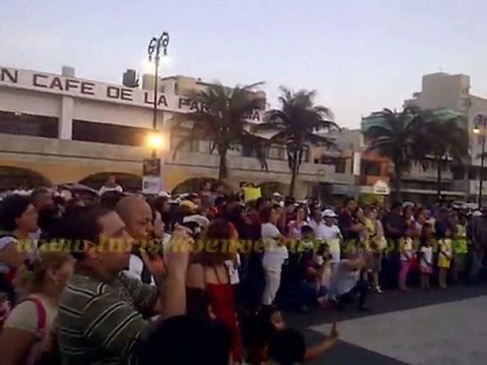 Niños Jarochos Bailando En El Malecón De Veracruz