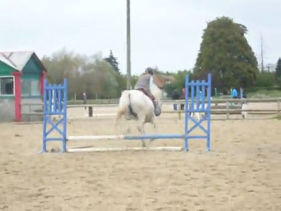 Charlotte et Eliott - Enchaînement barres au sol/bleu/oxer jaune
