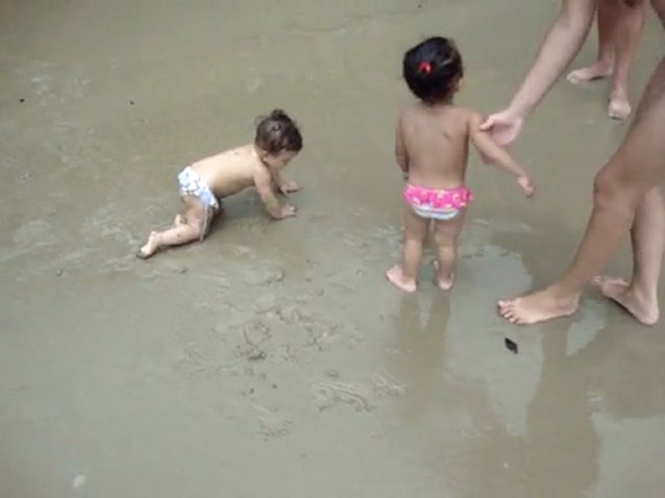 Lavinia pela 1ª vez na praia parte 2