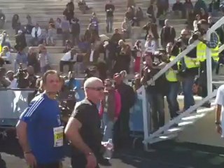 Ο Γιώργος Παπανδρέου δέχεται συγχαρητήρια αμέσως μετά τον αγώνα 10 χλμ (Νοέμβριος 2010)