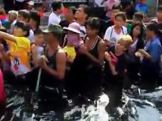 Thai PM tours flooded capital