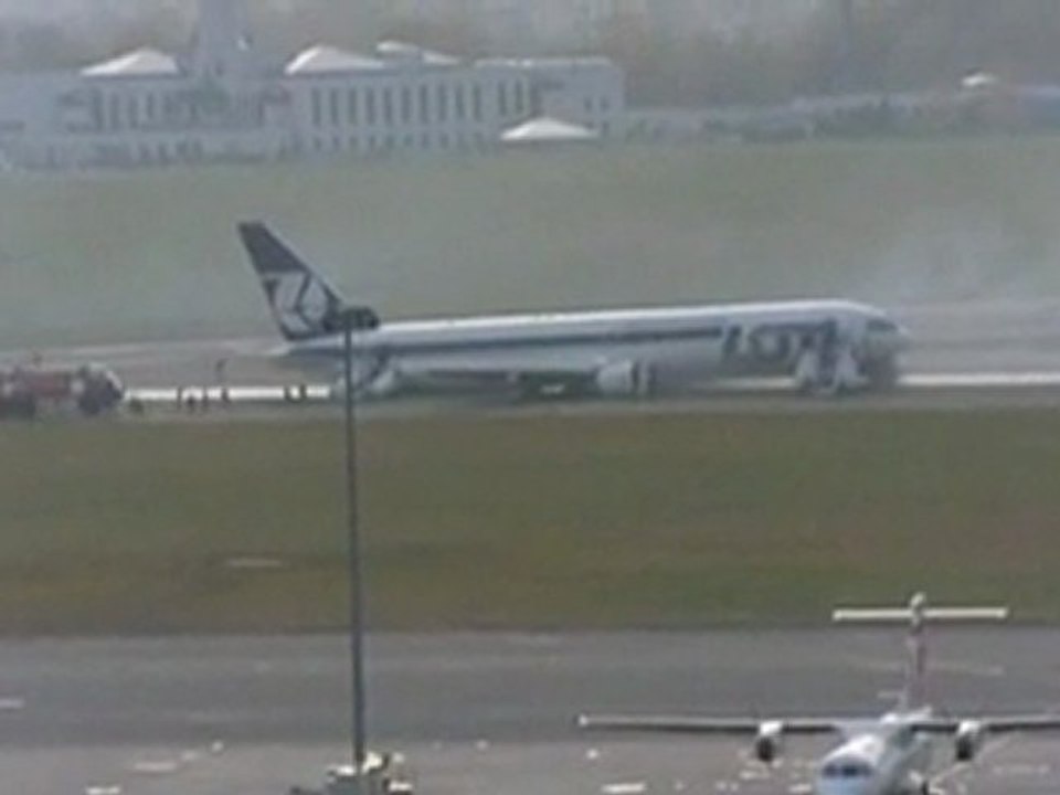 Plane makes dramatic belly landing