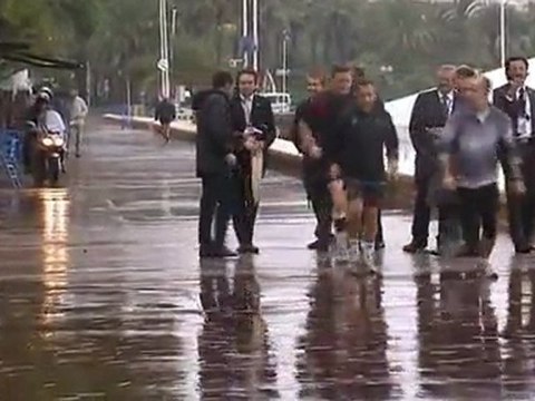 Sarkozy jogs in rain at G20