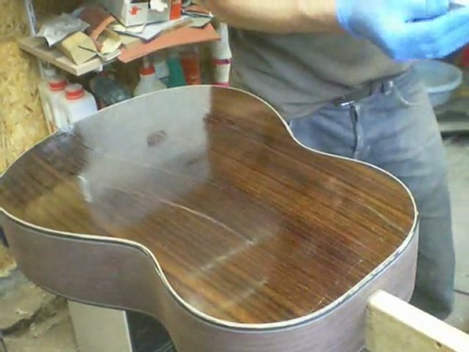 Kenzo lutherie - Finition guitare acoustique résine époxy / vernis au tampon