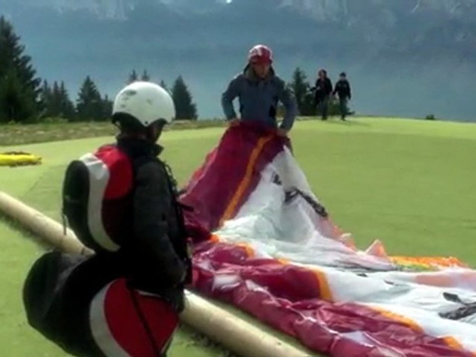 Matt fait du parapente à Annecy en octobre 2011