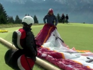 Matt fait du parapente à Annecy en octobre 2011