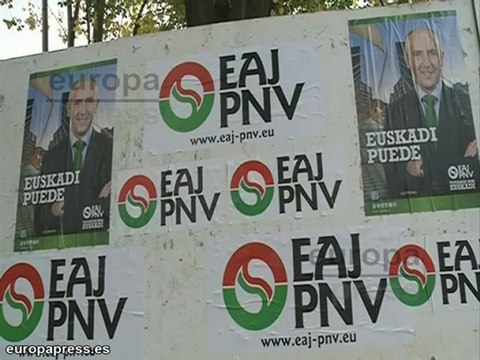 Edil del PP coloca carteles en Durango (Bizkaia)