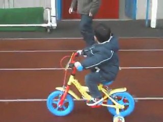 Victor fait du vélo