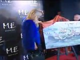 cla: El pintor Ángel Uranga entrega a Paris Hilton un cuadro que la modelo entregará al padre de Marco Simoncelli