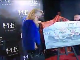 Paris Hilton recoge en Barcelona un cuadro para el padre de Marco Simoncelli