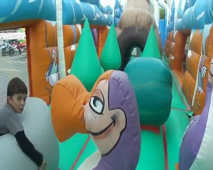 structure gonflable  de l 'age de glace un parcours aventure gonflable géant