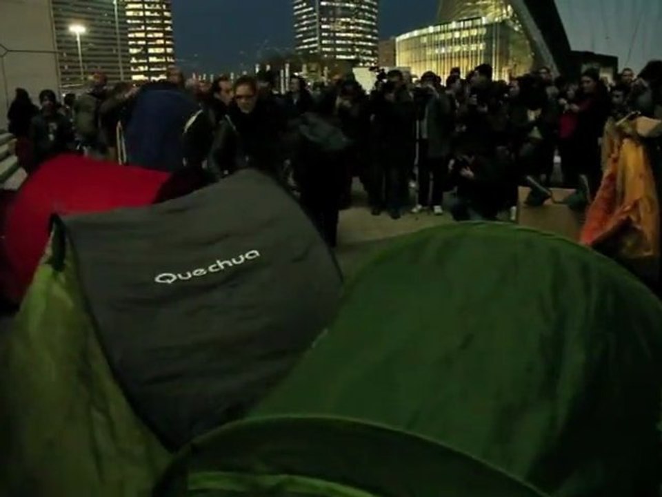 Les Indignés campent, les gendarmes chargent !