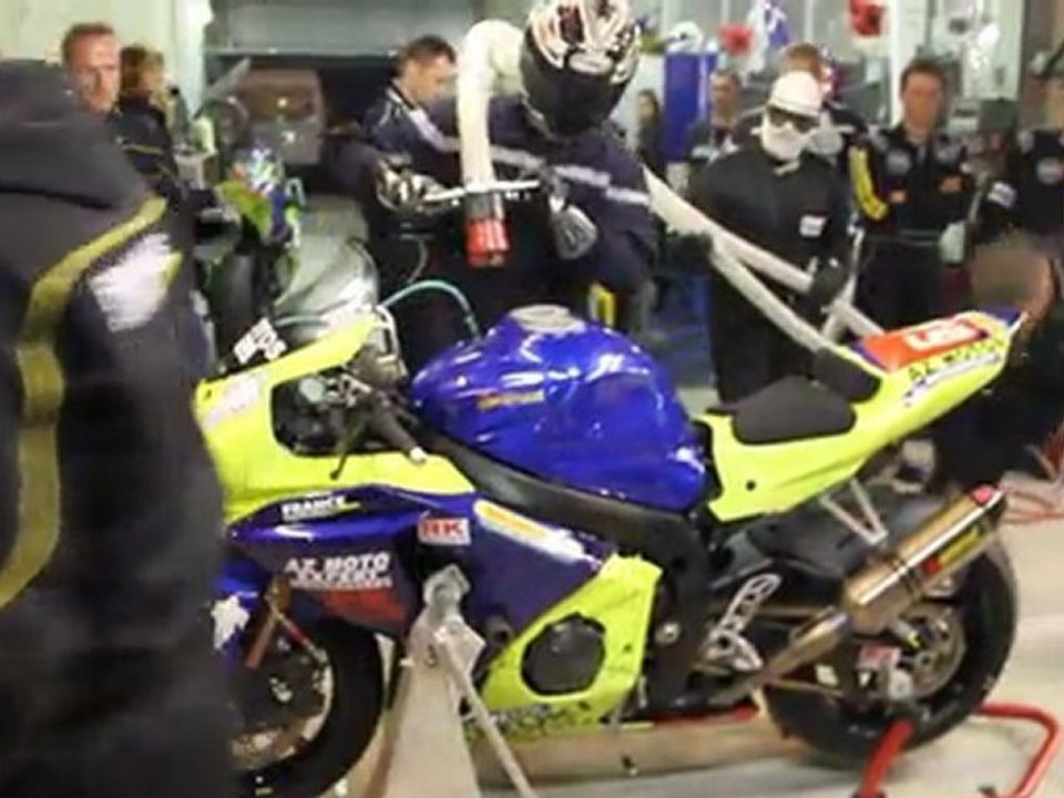 CHANGEMENT DE ROUE ENTRAINEMENT AUX 24H DU MANS 2011