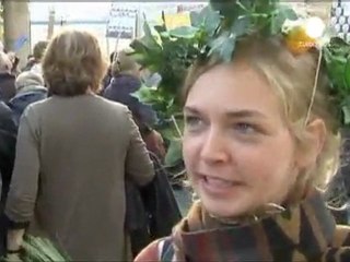 Les indignés dans les rues de Paris et de Francfort