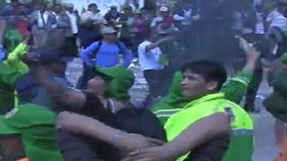 EN DIA DE TRABAJADOR MUNICIPAL EDILES PROTESTAN DESNUDOS FRENTE A MUNICIPALIDAD DE LOS OLIVOS