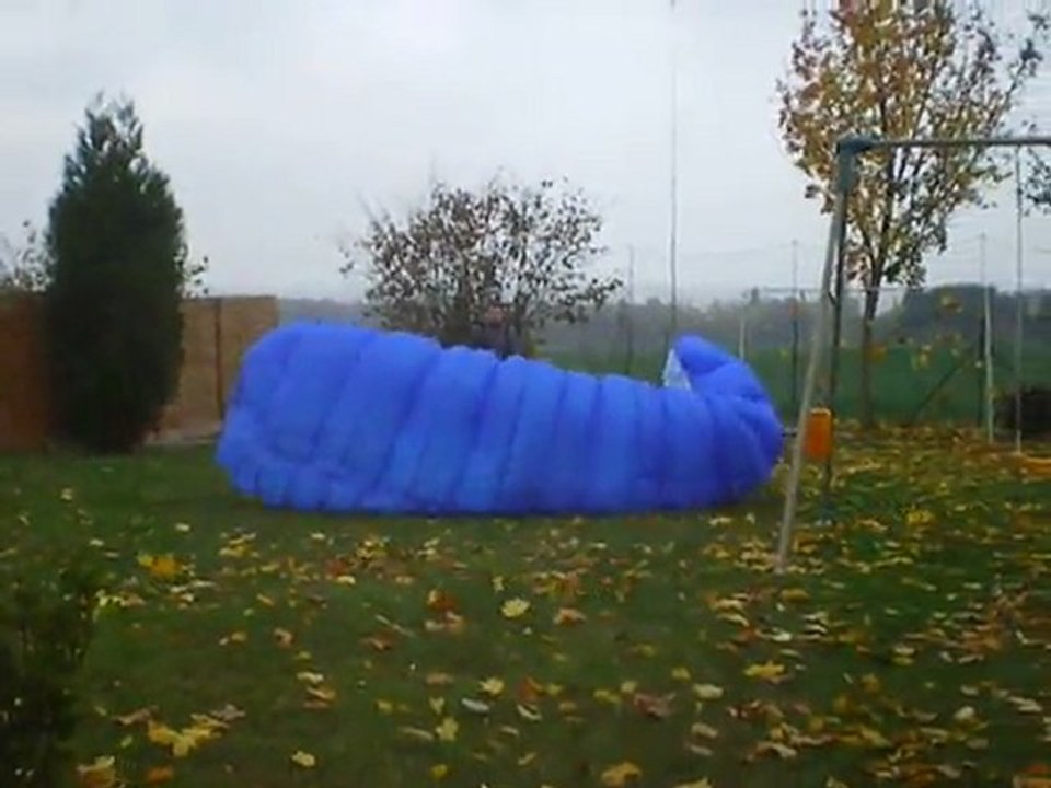parapente gonflage dans le jardin ....