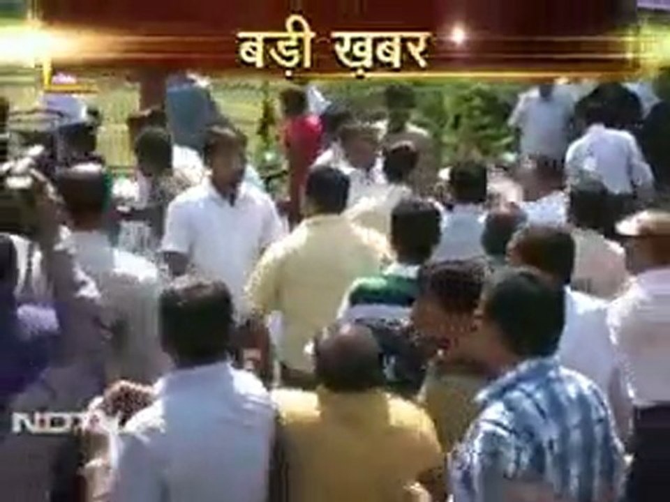 केजरीवाल समर्थकों ने कांग्रेसियों को पीटा