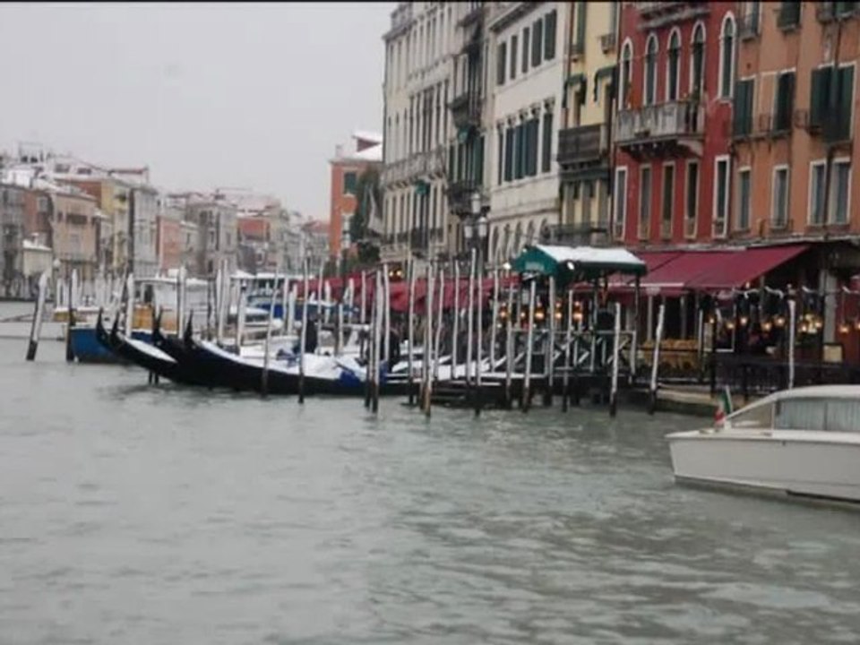 venezia con vento di bora e neve