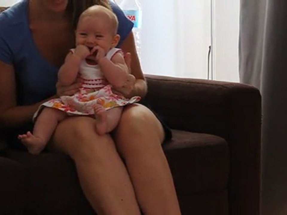 Cynthia- 4 mois s'amuse avec Aloha ( 4 meses se divierte con Aloha)