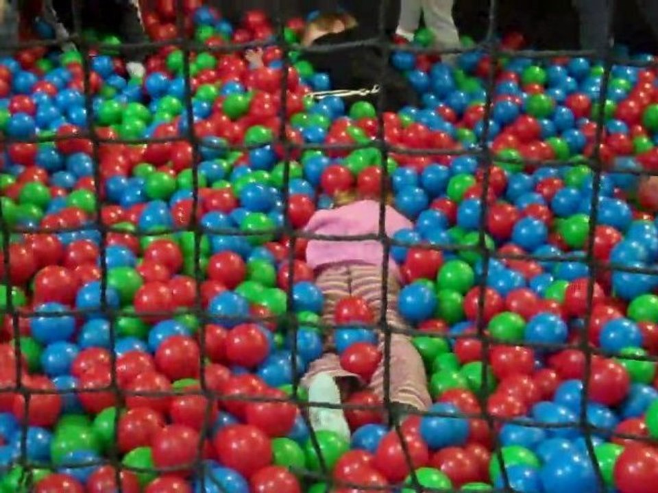Les enfants jouent dans les balles