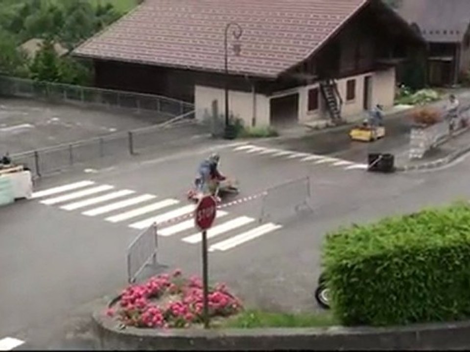 Course n1 vs n10 : un bel interieur du n1 et une charge quisemble lourde pour la pousseuse du n10