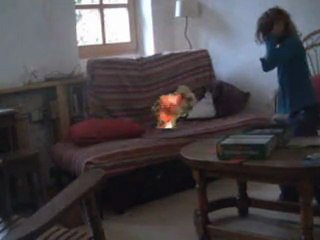 Lou met le feu au canapé