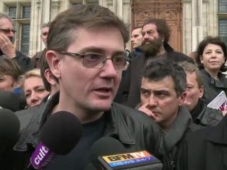 Plusieurs centaines de personnes ont défendu le journal satirique