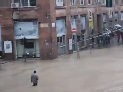 Alluvione Genova via XX settembre 4 11 2011 - YouTube