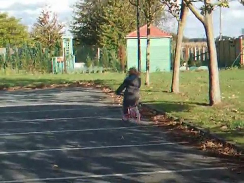 Mélyne roule à vélo sans roulettes !!