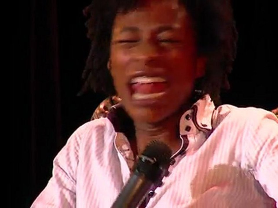 SHIRLEY SOUAGNON SUR SCÈNE A LA COMEDIE DE PARIS EN 2012