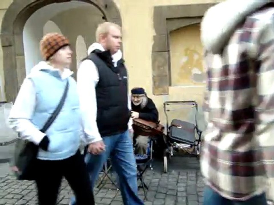 Un musicien de rue sur la place de la Vieille Ville à Prague
