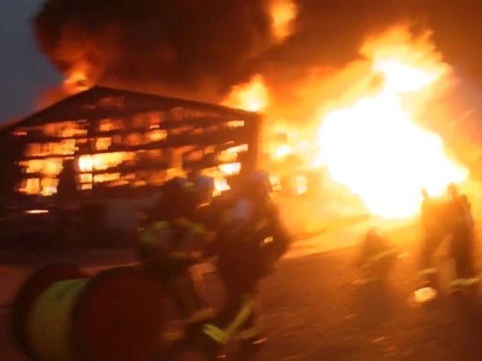 Feu d'entrepôt de produits chimiques Warehouse chemicals fire Lusigny France sapeur pompier de Allier Lusigny