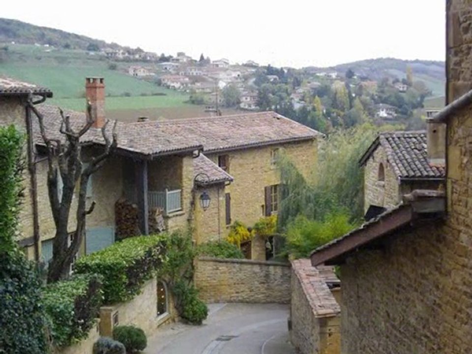 oingt dans le rhone   le 1. 11. 2011  village classe