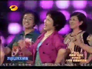 Choristes à la télévision chinoise reprenant Lady Gaga avec "Bad Romance"