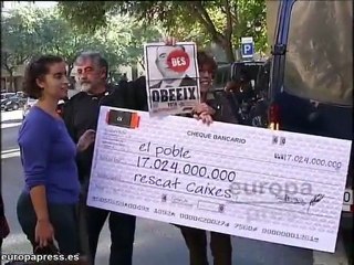 Activistas irrumpen en CatalunyaCaixa